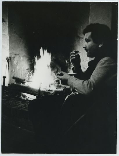 null René BRÔ (1930-1986), peintre. Épreuve argentique d'époque, 24 x 18 cm. Joint...