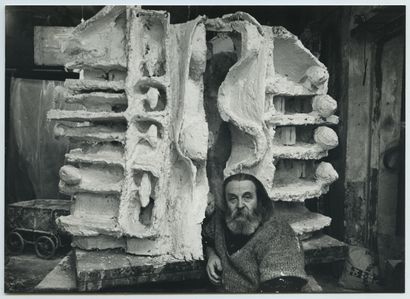 null ÉTIENNE-MARTIN (1913-1995), sculpteur. Épreuve argentique d'époque, 13 x 18...