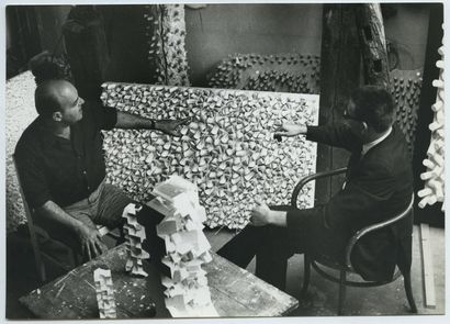null Iberê CAMARGO (1914-1994), peintre brésilien, avec Paul KEELER dans son atelier,...