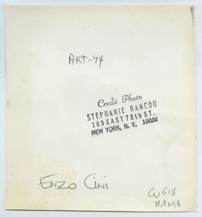 null Enzo CINI (1921-2002), peintre. Épreuve argentique d'époque, 12,8 x 11,8 cm....