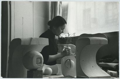 null Aglaé LIBÉRAKI (1932-1985), sculptrice d'origine grecque appartenant à la nouvelle...