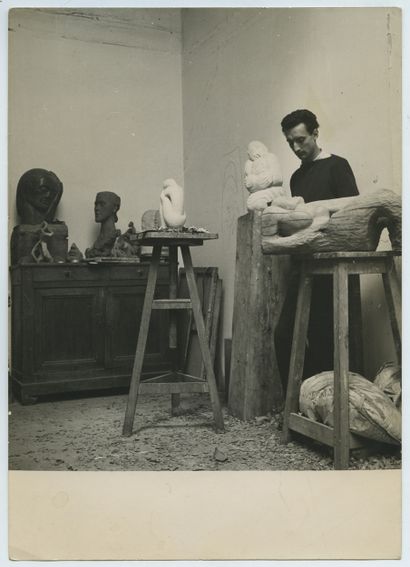 null Philippe ASSELIN (1913-1997), sculpteur. Épreuve argentique d'époque, 18 x 13...