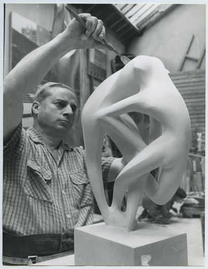 null René COLLAMARINI (1904-1983), sculpteur et médailleur. Épreuve argentique d'époque,...