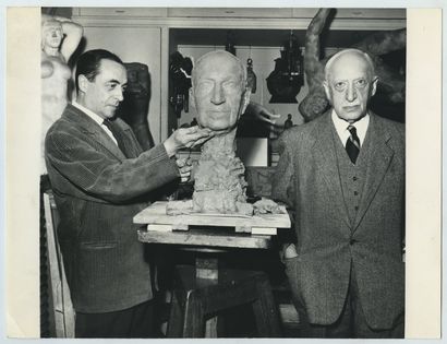 null Joseph RIVIÈRE (1912-1961), sculpteur figuratif, exécutant le buste d'André...