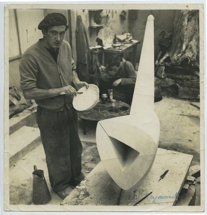 null Antoine PONCET (né en 1928), sculpteur franco-suisse. Épreuve argentique d'époque,...