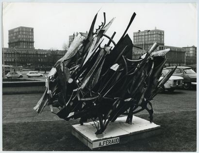 null Albert FÉRAUD (1921-2008), sculpteur. Épreuve argentique d'époque, 18 x 24 cm....