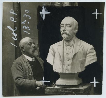 null Pierre LAURENT (1868-1947), sculpteur. Épreuve argentique d'époque, 11 x 11,6...