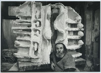 null ÉTIENNE-MARTIN (1913-1995), sculpteur majeur du xxᵉ siècle, élu à l’académie...