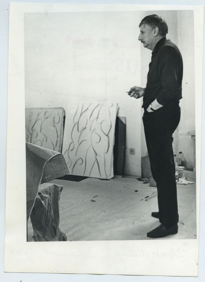 null Jacques BUSSE (1922-2004), peintre. Épreuve argentique d'époque, 18 x 13 cm....
