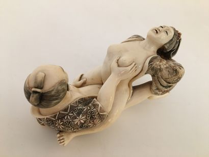 null JAPAN. Marital scene, 20th century. Ivory group, height 7 cm, length 11.5 c...