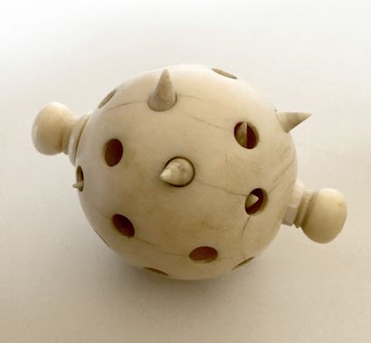 null JAPAN. Geisha ball, 19th century. Ivory, 3.2 cm diameter. This ivory ball has...