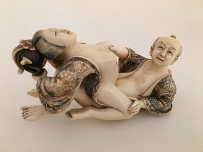 null JAPAN. Marital scene, 20th century. Ivory group, height 7 cm, length 11.5 c...