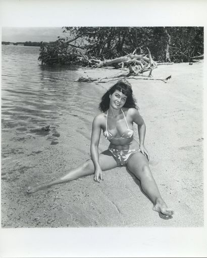 null Bunny YEAGER. Betty Page sur la plage de Miami, Floride, vers 1955. 52 tirages...