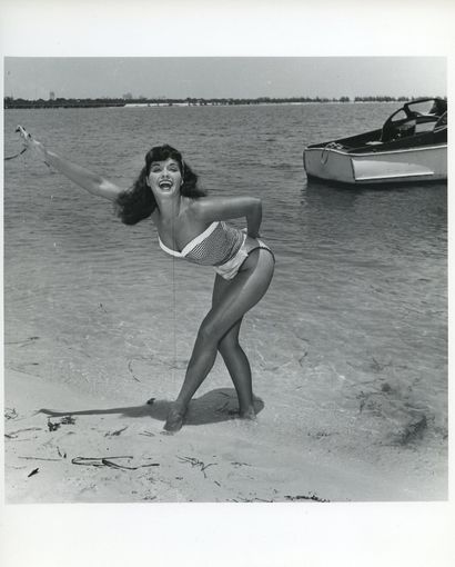 null Bunny YEAGER. Betty Page sur la plage de Miami, Floride, vers 1955. 50 tirages...