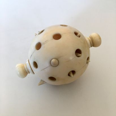 null JAPAN. Geisha ball, 19th century. Ivory, 3.2 cm diameter. This ivory ball has...
