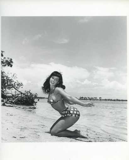 null Bunny YEAGER. Betty Page sur la plage de Miami, Floride, vers 1955. 52 tirages...