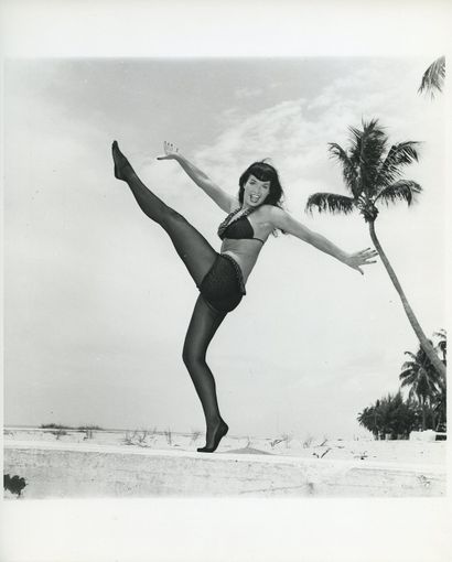 null Bunny YEAGER. Betty Page sur la plage de Miami, Floride, vers 1955. 50 tirages...