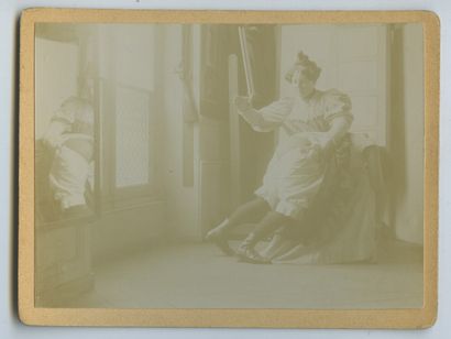 null 
[Photographes non identifiés]. Scènes de fessées, vers 1900. 29 épreuves sur...