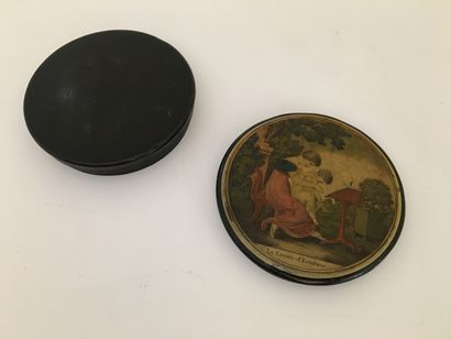 null CURIOSA. Paper mache box, diameter 9 cm, circa 1840. Bearing on the lid an engraving...