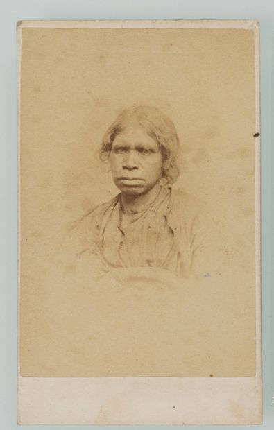 null Photographe non identifié. Émouvant portrait d’une femme aborigène d’Australie....