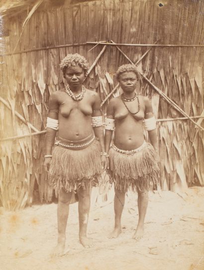 null Attribué à Charles Kerry (1857-1928). Portrait de deux jeunes filles des îles...