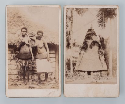 null Photographe non identifié. Une photographie de deux femmes kanak posant devant...