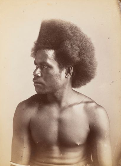 null Photographe non identifié. Beau portrait d’homme de profil, îles Fidji. Épreuve...