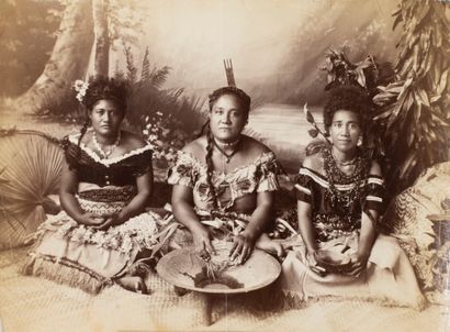 null Alfred Burton (1833-1835 ?-1914). Mise en scène de femmes des îles Samoa préparant...