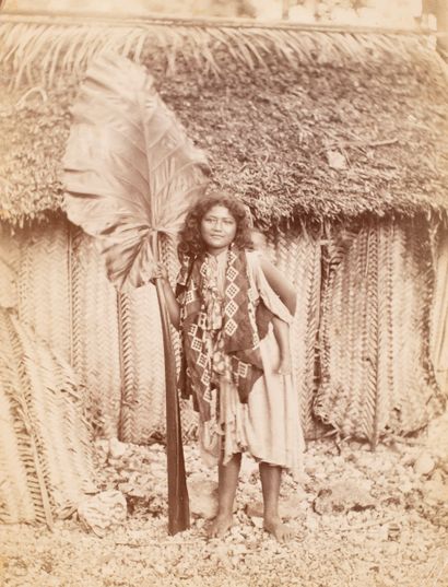 null Photographe non identifié. Femme de l’île de Niue. Épreuve albuminée, c. 1880....