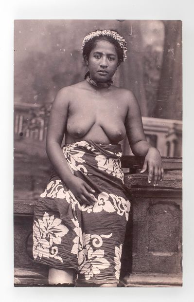 null Frank Homes (1870-1953). Photographie d’une Tahitienne coiffée d’une couronne...