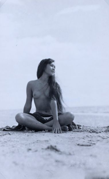 null Pierre Pothier, dit Popot (1925-2013). Photographie sur la plage d’une jeune...