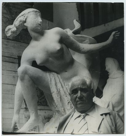  Alfred JANNIOT (1889-1969), sculpteur. Épreuve argentique d'époque, 19,5 x 18,4... Gazette Drouot
