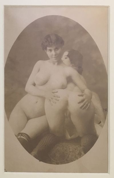 null PREMIER PORNOGRAPHE. Couple féminin, vers 1870. 2 épreuves argentiques d'époque,...