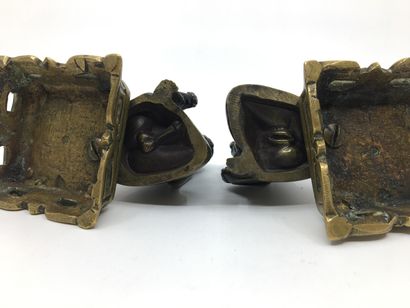  Dignitaires asiatiques. 2 bronzes sur socle, à système. 7 x 5,5 x 5,5 cm.