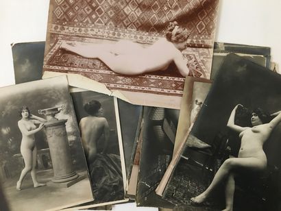 null [Photographes non identifiés]. Études de nu, lingerie, vers 1920-1930. 33 épreuves...