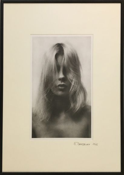 null Frédéric BARZILAY (1917-2015). Visage, 1966. Épreuve argentique, 29,5 x 20 cm....