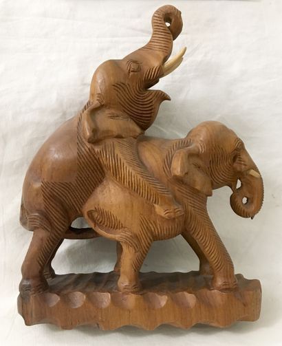  THAILANDE. Couple d'éléphant en bois, xxe siècle. 22 x 5,5 x 29 cm. 