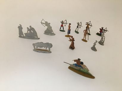  Érotique et guerriers. 13 figurines peintes en plat d'étain, dans une boîte ancienne...