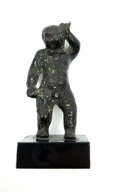 ARCHÉOLOGIE. ROME ANTIQUE. Éros sans aile [ ?], I/IIe siècle. Bronze, 5,5 cm. Monté...