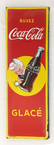 null PLAQUE ÉMAILLÉE. Publicité pour Coca-Cola, vers 1950, 140 x 45 cm.