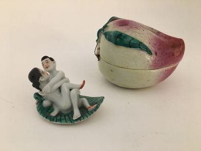  OBJET. Couple japonais, porcelaine polychrome. Le couple, 5 x 6 x 4 cm ; le fruit,...