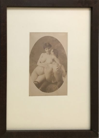 null PREMIER PORNOGRAPHE. Couple féminin, vers 1870. 2 épreuves argentiques d'époque,...