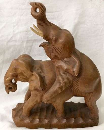  THAILANDE. Couple d'éléphant en bois, xxe siècle. 22 x 5,5 x 29 cm. 