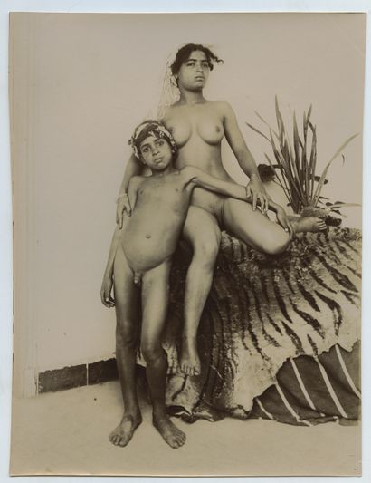 null Vincenzo GALDI (1871-1961), attribué à. 2 études de nu féminin avec enfant,...