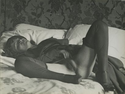 null Monsieur X. Assoupie sur le lit, vers 1930. Épreuve argentique d’époque, 18...