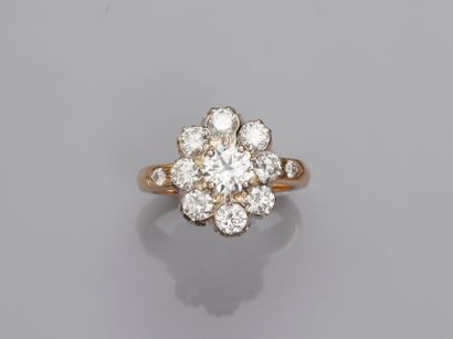 null Bague Fleur en or gris, 750 MM, centré d'un diamant taille brillant pesant 0,84...