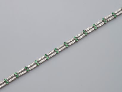 null Fin bracelet d'or gris, 750 MM, orné de diamants total : 2 carats environ et...