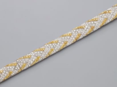 null Bracelet plat, articulé, à motifs de chevrons en or gris, 750 MM, recouverts...