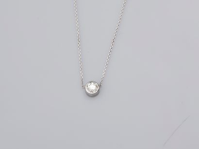 null Chaîne et pendentif e or gris, 750 MM, orné d'un diamant en sertissure, longueur...