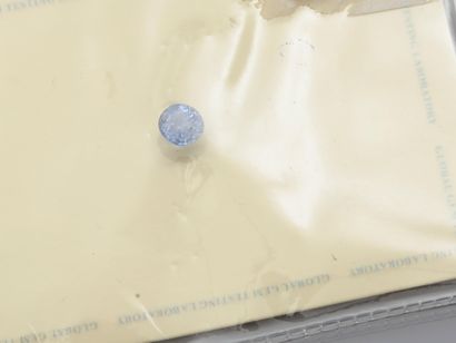null Saphir bleu taille ronde pesant 2,73 carats , dans son certificat du Laboratoire...